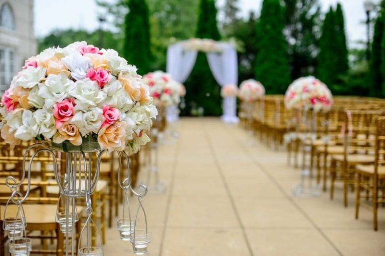 10 major wedding guest etiquette mistakes to avoid